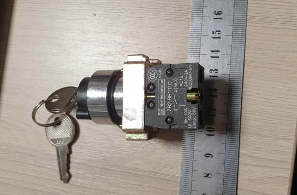 Выключатель поворотный 2 положения с ключом